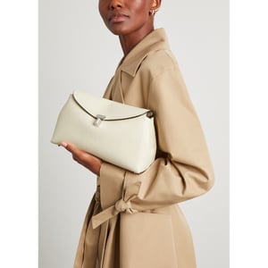 T-Lock clutch milk grain – Totême