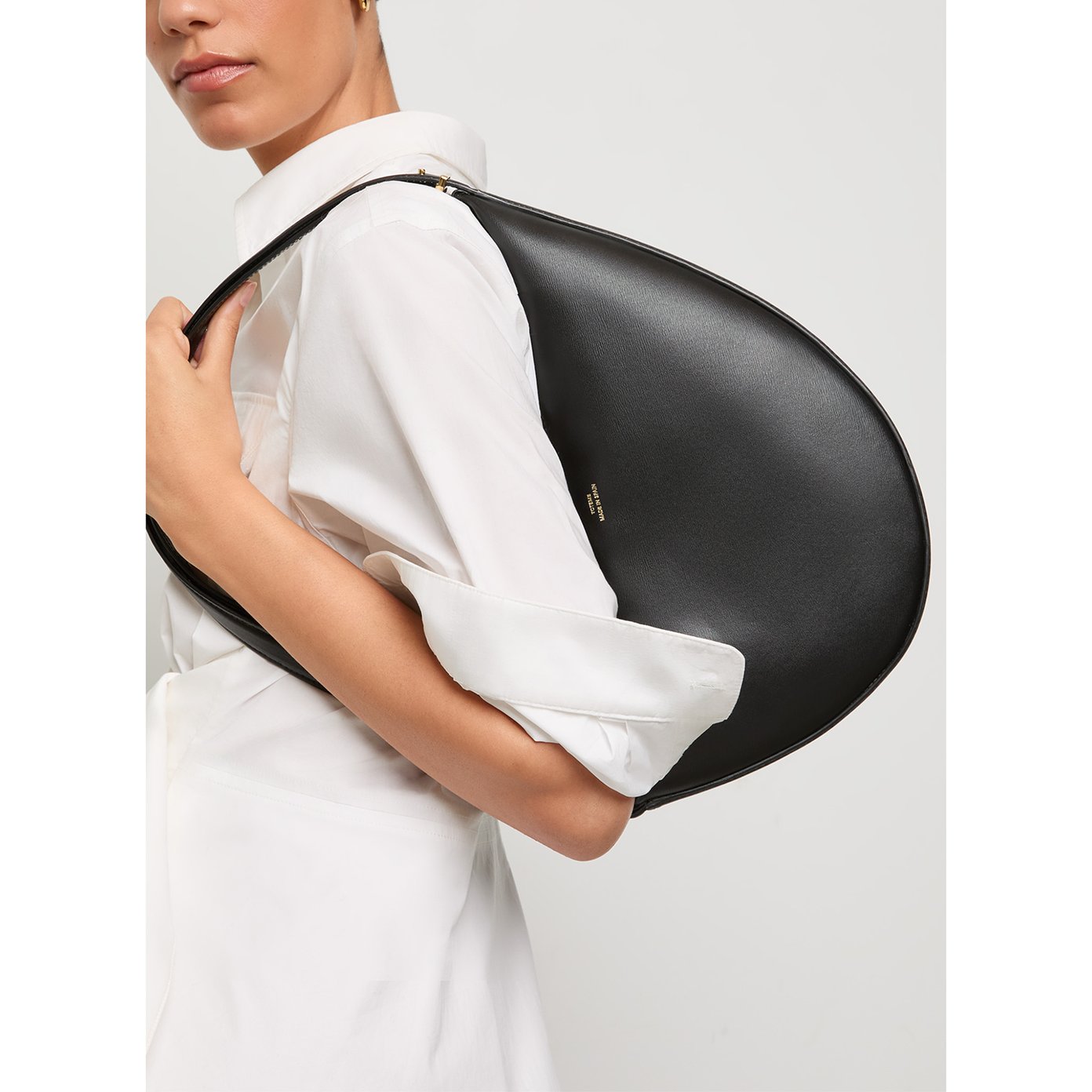 TOTEME｜ (Scooped Slingbag (242-WAL2276-LE0025 001)) Leather scooped sling fawn – TOTEME